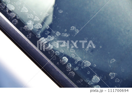 自動車の窓に付着したウロコ状の汚れ 111700694