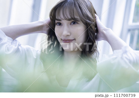 若い女性 ヘアケアイメージ 若い女性 ヘアケアイメージ 111700739