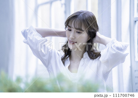 若い女性 ヘアケアイメージ 若い女性 ヘアケアイメージ 111700746