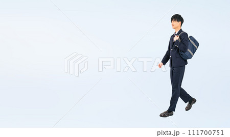 歩く男子学生の全身写真 歩く男子学生の全身写真 111700751