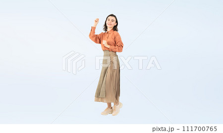 ダンスする白人女性の全身写真 111700765