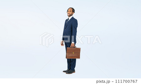 カバンを持った黒人ビジネスマンの全身写真 111700767