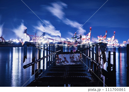 名古屋市、名古屋港9号地の桟橋と工場夜景 111700861