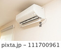 部屋に設置されたエアコン 111700961