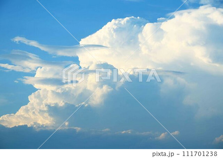 初夏の積乱雲 初夏の積乱雲 111701238