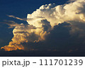 初夏の積乱雲（暗雲） 111701239