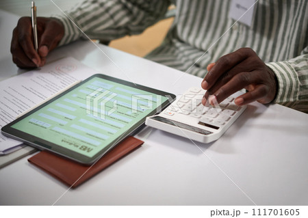 Bank manager helping client to calculate sum of down payment 111701605