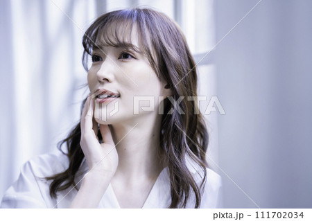 オシャレな女性 111702034
