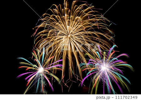 夏の夜空に美しい花火。花火大会イメージ。 夏の夜空に美しい花火。花火大会イメージ。 111702349