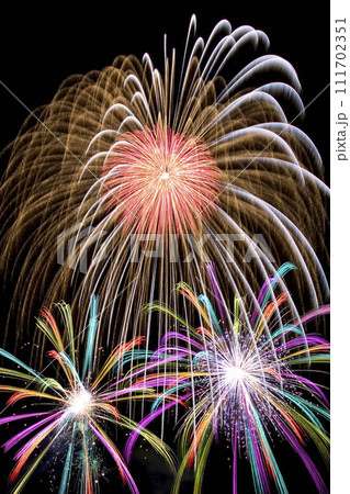 夏の夜空に美しい花火。花火大会イメージ。 111702351