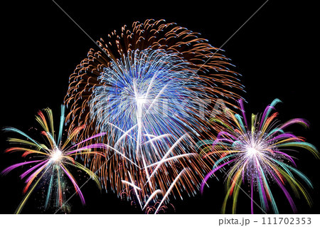 夏の夜空に美しい花火。花火大会イメージ。 111702353
