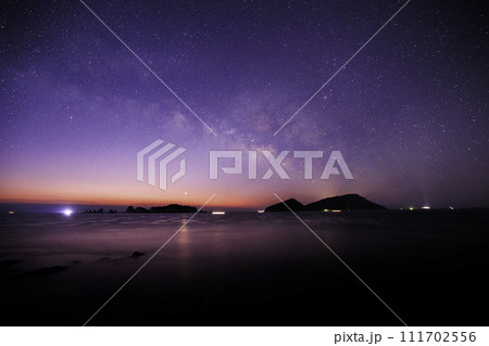 《宮崎県 猪崎鼻公園キャンプ場》七つ岩(ななつばえ)と大島と夜明けの星空 111702556