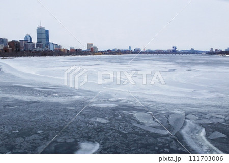 冬のボストン：ロングフェロー橋から見る凍ったチャールズ川 Frozen Charles river 111703006