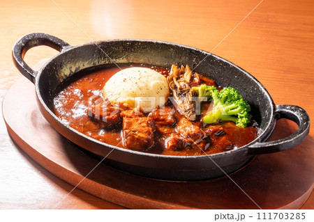 レストランで食べるビーフシチュー レストランで食べるビーフシチュー 111703285