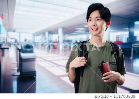 一人で海外旅行に出かける若い男性 111703839