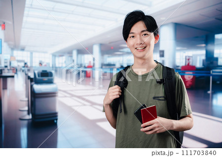 一人で海外旅行に出かける若い男性 111703840