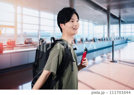 一人で海外旅行に出かける若い男性 一人で海外旅行に出かける若い男性 111703844