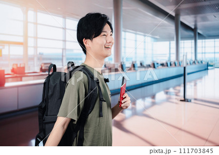 一人で海外旅行に出かける若い男性 一人で海外旅行に出かける若い男性 111703845