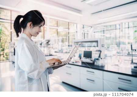 研究室で実験をする大学生の女性 研究室で実験をする大学生の女性 111704074