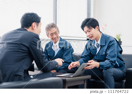商談をする作業服のビジネスマン 商談をする作業服のビジネスマン 111704722