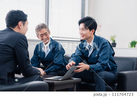 商談をする作業服のビジネスマン 商談をする作業服のビジネスマン 111704723