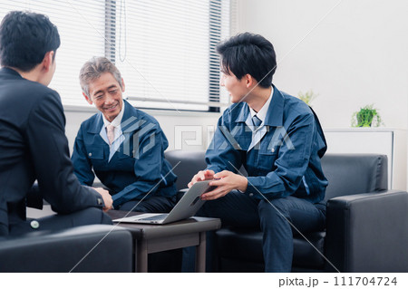 商談をする作業服のビジネスマン 商談をする作業服のビジネスマン 111704724