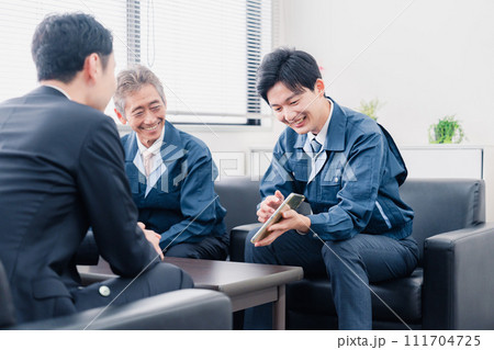 商談をする作業服のビジネスマン 商談をする作業服のビジネスマン 111704725