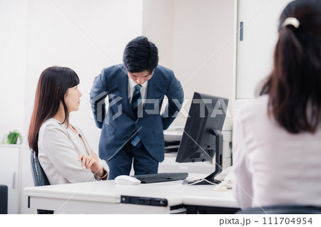 部下を叱る女性の上司 部下を叱る女性の上司 111704954