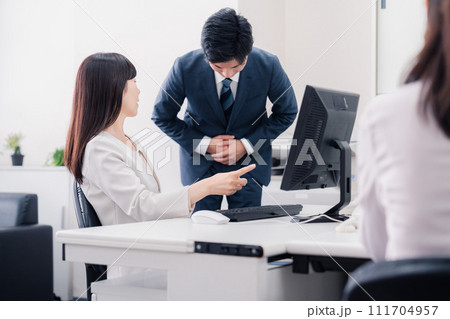 部下を叱る女性の上司 部下を叱る女性の上司 111704957