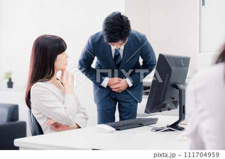 部下を叱る女性の上司 部下を叱る女性の上司 111704959