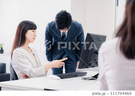 部下を叱る女性の上司 111704960