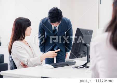 部下を叱る女性の上司 部下を叱る女性の上司 111704961