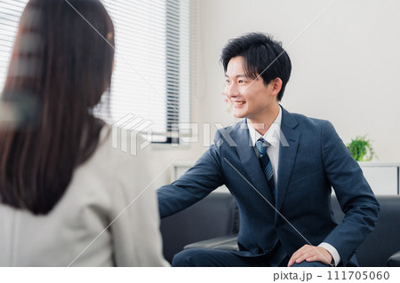 契約が成立して握手をするビジネスマン 111705060