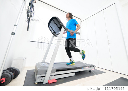 ランニングマシンで走る中年男性 ランニングマシンで走る中年男性 111705143