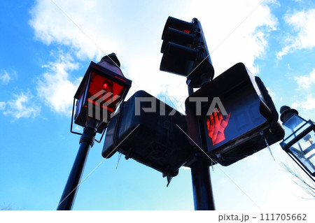 アメリカ ボストン市内の氷柱が生えた信号機 Traffic light with icicle アメリカ ボストン市内の氷柱が生えた信号機 Traffic light with icicle 111705662