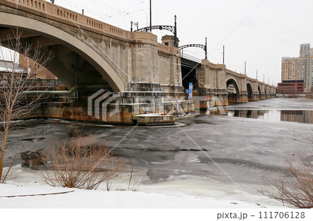 冬のボストン チャールズ川を渡るグリーンラインの橋 (Green line in Boston) 冬のボストン チャールズ川を渡るグリーンラインの橋 (Green line in Boston) 111706128