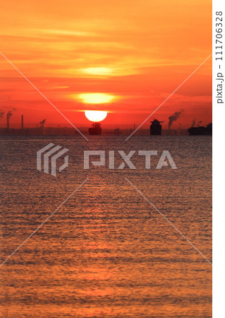 東京湾の朝焼け 111706328