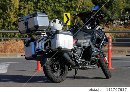 駐車中のオートバイ 111707637