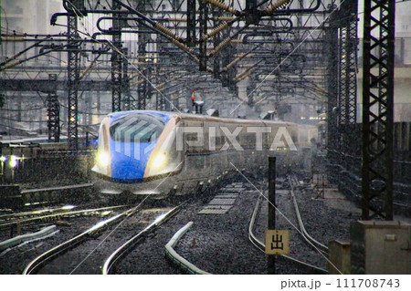 『大雪警報』発令中の東京駅… 降雪の中を行く【E7系 新幹線】 『大雪警報』発令中の東京駅… 降雪の中を行く【E7系 新幹線】 111708743