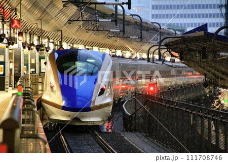 『大雪警報』発令中の東京駅… 降雪の中を行く【E7系 新幹線】 111708746