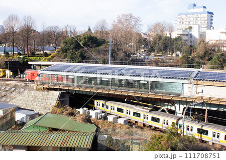 東京メトロ丸ノ内線とJR総武線が走る四谷駅 東京メトロ丸ノ内線とJR総武線が走る四谷駅 111708751