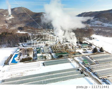 早春の北海道森町濁川で北海道電力蒸気生産設備の風景を撮影 111711441
