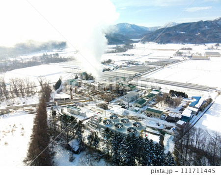 早春の北海道森町濁川で北海道電力蒸気生産設備の風景を撮影 111711445