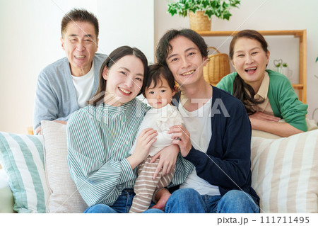 三世代家族 夫婦 祖父母 赤ちゃん 三世代家族 夫婦 祖父母 赤ちゃん 111711495