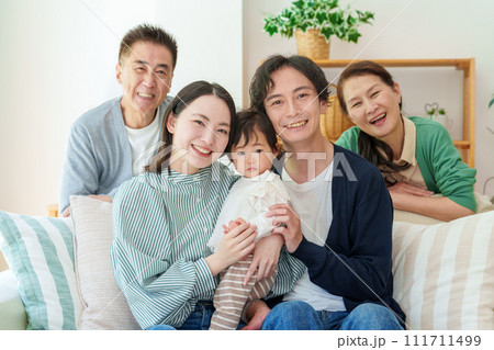 三世代家族　夫婦　祖父母　赤ちゃん 111711499