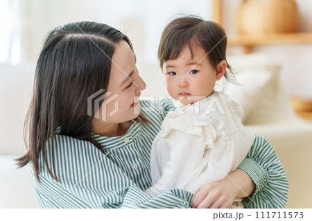 赤ちゃんを抱きしめるお母さんのポートレート 111711573