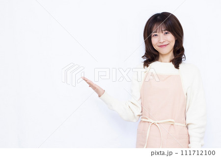 紹介をしている40代の主婦 111712100