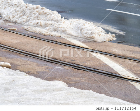 路面電車の線路。札幌市電の併用軌道(札幌市中央区)。 路面電車の線路。札幌市電の併用軌道(札幌市中央区)。 111712154