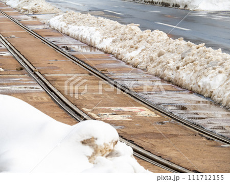 路面電車の線路。札幌市電の併用軌道(札幌市中央区)。 路面電車の線路。札幌市電の併用軌道(札幌市中央区)。 111712155