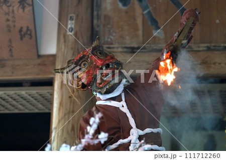 近江寺の鬼やらい　松明掲げて踊る鬼　神戸市西区押部谷町 111712260